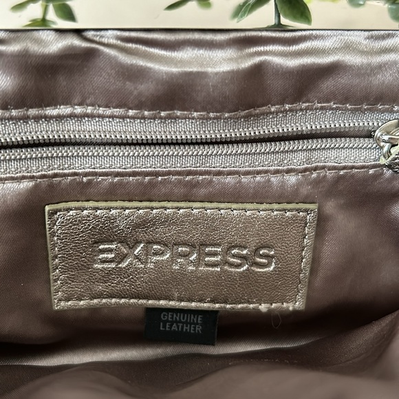 Express Kisslock clutch EUC - Picture 7 of 9